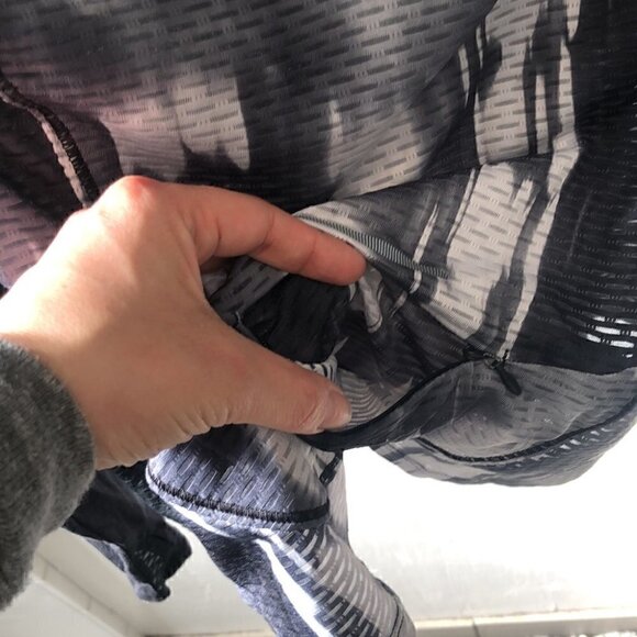 Under Armour Mesh Running Long Sleeve Top Size Small - Picture 8 of 11